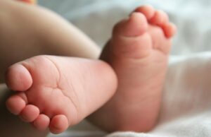 Αποσωληνώθηκε αλλά εξακολουθεί να βρίσκεται σε σοβαρή κατάσταση το τρίμηνο βρέφος