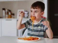 Μελέτη συνδέει 2 δημοφιλή τρόφιμα με μεγαλύτερη πιθανότητα αυτισμού