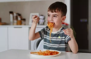 Μελέτη συνδέει 2 δημοφιλή τρόφιμα με μεγαλύτερη πιθανότητα αυτισμού