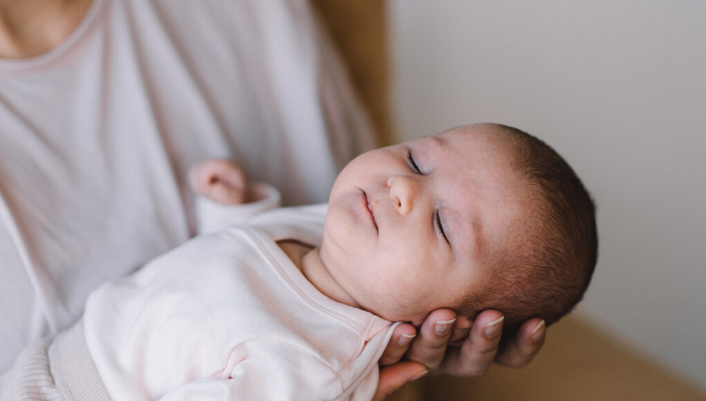Εκπαίδευση ύπνου μωρού: Η «αθέατη» δουλειά που κανείς δεν σου λέει (και πώς να μην «καείς» στην προσπάθεια)