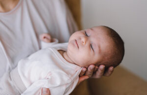 Εκπαίδευση ύπνου μωρού: Η «αθέατη» δουλειά που κανείς δεν σου λέει (και πώς να μην «καείς» στην προσπάθεια)