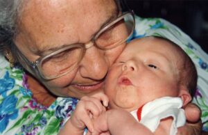 Έρευνα: οι γιαγιάδες νιώθουν μεγαλύτερη χαρά όταν βλέπουν τα εγγόνια τους παρά τα παιδιά τους