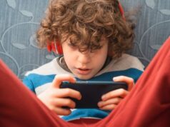 Νόμος-ορόσημο στη Γαλλία για τα social media: «Ναι» στην απαγόρευση κάτω των 15