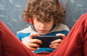 Νόμος-ορόσημο στη Γαλλία για τα social media: «Ναι» στην απαγόρευση κάτω των 15