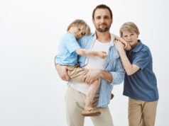 Οδηγός για μπαμπάδες: Πώς να μεγαλώσετε γιους που θα σέβονται τα κορίτσια και τις γυναίκες