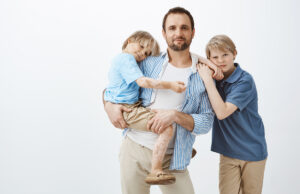 Οδηγός για μπαμπάδες: Πώς να μεγαλώσετε γιους που θα σέβονται τα κορίτσια και τις γυναίκες