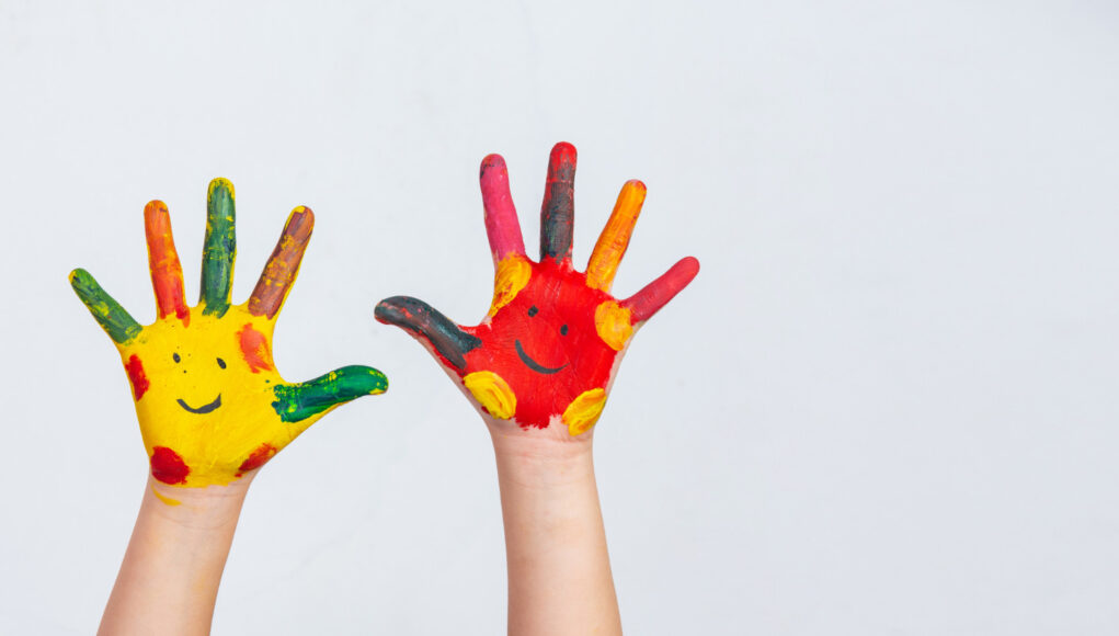 Ό&tau;&alpha;&nu; &tau;&alpha; &pi;&alpha;&iota;&delta;&iota;&kappa;ά &chi;έ&rho;&iota;&alpha; &iota;&delta;&rho;ώ&nu;&omicron;&upsilon;&nu;: &Phi;&upsilon;&sigma;&iota;&omicron;&lambda;&omicron;&gamma;&iota;&kappa;ό ή &kappa;ά&tau;&iota; &pi;&alpha;&rho;&alpha;&pi;ά&nu;&omega;