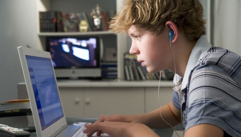 Πόσο επηρεάζουν οι οθόνες τη σχολική επίδοση;