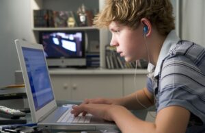 Πόσο επηρεάζουν οι οθόνες τη σχολική επίδοση;