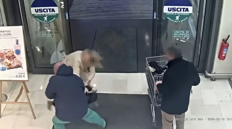 &Sigma;&omicron;&kappa; &sigma;&tau;&eta;&nu; &Iota;&tau;&alpha;&lambda;ί&alpha;: &Alpha;&pi;ό&pi;&epsilon;&iota;&rho;&alpha; &alpha;&rho;&pi;&alpha;&gamma;ή&sigmaf; &beta;&rho;έ&phi;&omicron;&upsilon;&sigmaf; &mu;έ&sigma;&alpha; &sigma;&epsilon; &sigma;&omicron;ύ&pi;&epsilon;&rho; &mu;ά&rho;&kappa;&epsilon;&tau; (&Beta;ί&nu;&tau;&epsilon;&omicron;)