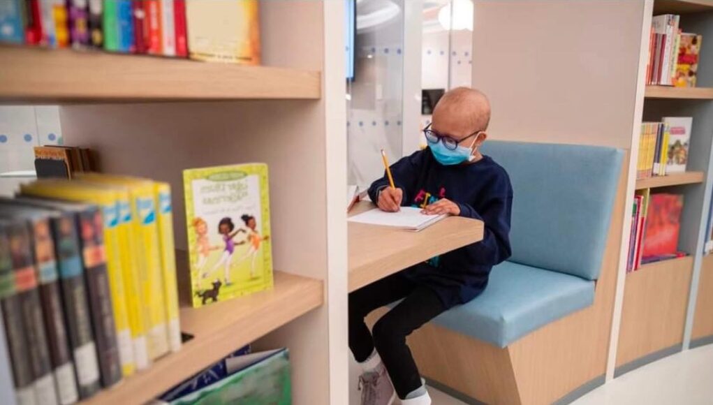 &laquo;&Mu;&epsilon; &mu;&iota;&alpha; &Chi;&rho;&upsilon;&sigma;ή &Kappa;&omicron;&rho;&delta;έ&lambda;&alpha;&raquo;: &Eta; έ&kappa;&theta;&epsilon;&sigma;&eta; &tau;&omega;&nu; &mu;&iota;&kappa;&rho;ώ&nu; &eta;&rho;ώ&omega;&nu; &tau;&alpha;&xi;&iota;&delta;&epsilon;ύ&epsilon;&iota; &sigma;&tau;&iota;&sigmaf; &Beta;&rho;&upsilon;&xi;έ&lambda;&lambda;&epsilon;&sigmaf;