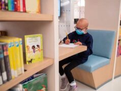 «Με μια Χρυσή Κορδέλα»: Η έκθεση των μικρών ηρώων ταξιδεύει στις Βρυξέλλες