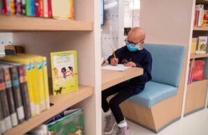 «Με μια Χρυσή Κορδέλα»: Η έκθεση των μικρών ηρώων ταξιδεύει στις Βρυξέλλες