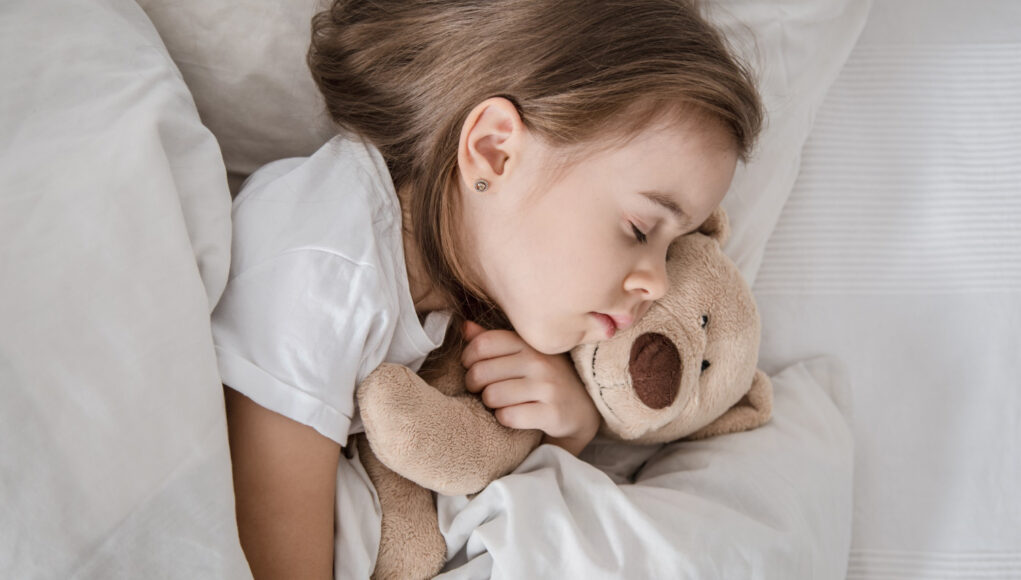 &Tau;&omicron; &pi;&alpha;&iota;&delta;ί &sigma;&omicron;&upsilon; &tau;&rho;ί&zeta;&epsilon;&iota; &tau;&alpha; &delta;ό&nu;&tau;&iota;&alpha; &tau;&omicron;&upsilon; &sigma;&tau;&omicron;&nu; ύ&pi;&nu;&omicron; &tau;&omicron;&upsilon;; &Tau;&iota; &kappa;&rho;ύ&beta;&epsilon;&tau;&alpha;&iota; &pi;ί&sigma;&omega; &alpha;&pi;ό &tau;&omicron;&nu; &beta;&rho;&upsilon;&gamma;&mu;ό