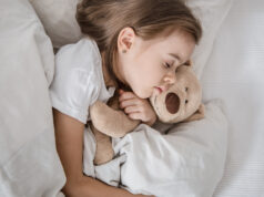 Το παιδί σου τρίζει τα δόντια του στον ύπνο του; Τι κρύβεται πίσω από τον βρυγμό