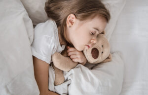 Το παιδί σου τρίζει τα δόντια του στον ύπνο του; Τι κρύβεται πίσω από τον βρυγμό