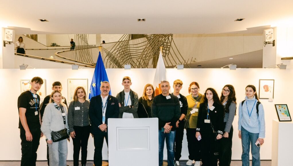 &laquo;&Mu;&iota;&alpha; &chi;&rho;&upsilon;&sigma;ή &kappa;&omicron;&rho;&delta;έ&lambda;&alpha;&raquo;: &Tau;&alpha; έ&rho;&gamma;&alpha; &tau;&omega;&nu; &mu;&iota;&kappa;&rho;ώ&nu; &eta;&rho;ώ&omega;&nu; &tau;&omicron;&upsilon; &Mu;&alpha;&kappa;ά&rho;&epsilon;&iota;&omicron;&upsilon; &sigma;&tau;&omicron; &Epsilon;&upsilon;&rho;&omega;&pi;&alpha;ϊ&kappa;ό &Kappa;&omicron;&iota;&nu;&omicron;&beta;&omicron;ύ&lambda;&iota;&omicron;