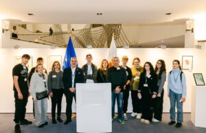 «Μια χρυσή κορδέλα»: Τα έργα των μικρών ηρώων του Μακάρειου στο Ευρωπαϊκό Κοινοβούλιο