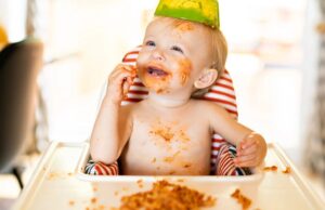 Baby Led Weaning ή αλεσμένα; Τι δείχνουν πραγματικά οι έρευνες για την εισαγωγή στερεών τροφών
