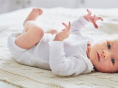 Αντανακλαστικό Moro: Ήξερες τι σημαίνει όταν το μωρό τεντώνει τα χεράκια του;