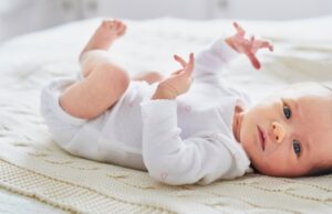 Αντανακλαστικό Moro: Ήξερες τι σημαίνει όταν το μωρό τεντώνει τα χεράκια του;