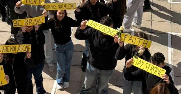 &Tau;&omicron; &Lambda;ύ&kappa;&epsilon;&iota;&omicron; &pi;&omicron;&upsilon; &pi;&lambda;&eta;&mu;&mu;ύ&rho;&iota;&sigma;&epsilon; &epsilon;&lambda;&pi;ί&delta;&alpha; &alpha;&pi;ό &mu;&alpha;&theta;&eta;&tau;έ&sigmaf; &kappa;&alpha;&iota; &epsilon;&kappa;&pi;&alpha;&iota;&delta;&epsilon;&upsilon;&tau;&iota;&kappa;&omicron;ύ&sigmaf; &gamma;&iota;&alpha; &tau;&alpha; &pi;&alpha;&iota;&delta;&iota;ά &pi;&omicron;&upsilon; &delta;ί&nu;&omicron;&upsilon;&nu; &mu;ά&chi;&eta; &mu;&epsilon; &tau;&omicron;&nu; &kappa;&alpha;&rho;&kappa;ί&nu;&omicron;