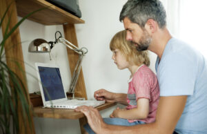 Το παιδί σας «χακάρει» το μέλλον με AI; 5 τρόποι να εξασφαλίσετε ασφαλές διαδίκτυο για παιδιά και αποδοτική μάθηση