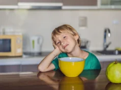 Το παιδί σου αρνείται το φαγητό; Μην του μαγειρεύεις κάτι άλλο, λένε οι ειδικοί