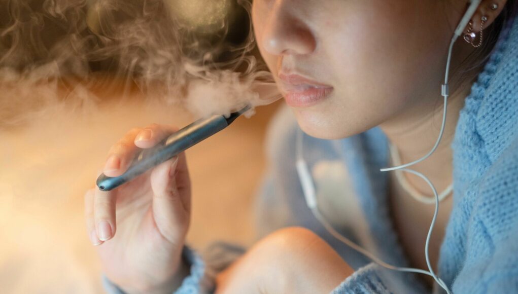 Ά&tau;&mu;&iota;&sigma;&mu;&alpha; &sigma;&tau;&omicron;&upsilon;&sigmaf; &epsilon;&phi;ή&beta;&omicron;&upsilon;&sigmaf;: &Eta; &laquo;&alpha;&theta;ώ&alpha;&raquo; &sigma;&upsilon;&nu;ή&theta;&epsilon;&iota;&alpha; &pi;&omicron;&upsilon; &kappa;&rho;ύ&beta;&epsilon;&iota; &sigma;&omicron;&beta;&alpha;&rho;&omicron;ύ&sigmaf; &kappa;&iota;&nu;&delta;ύ&nu;&omicron;&upsilon;&sigmaf;