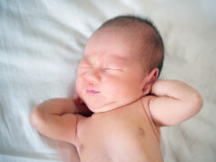 Γιατί το μωρό μου ξυπνά κάθε 40 λεπτά; Τι είναι οι κύκλοι ύπνου των βρεφών και γιατί δεν κοιμάται συνεχόμενα