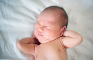 Γιατί το μωρό μου ξυπνά κάθε 40 λεπτά; Τι είναι οι κύκλοι ύπνου των βρεφών και γιατί δεν κοιμάται συνεχόμενα