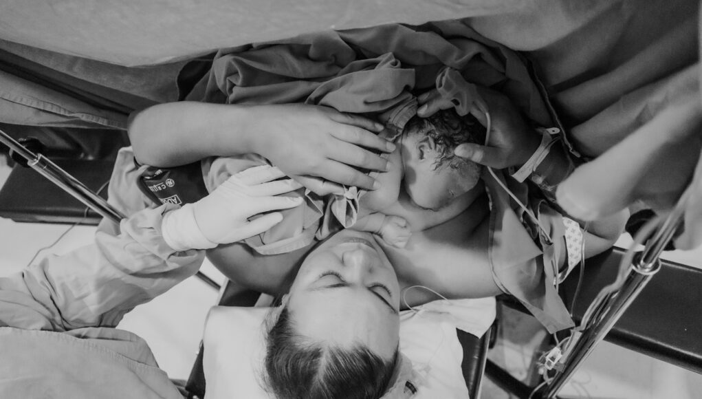 &Pi;ί&sigma;&omega; &alpha;&pi;ό &kappa;ά&theta;&epsilon; &pi;ό&rho;&tau;&alpha; &mu;ί&alpha;&sigmaf; &kappa;ά&mu;&alpha;&rho;&alpha;&sigmaf; &tau;&omicron;&upsilon; &mu;&alpha;&iota;&epsilon;&upsilon;&tau;&eta;&rho;ί&omicron;&upsilon;, &sigma;&upsilon;&mu;&beta;&alpha;ί&nu;&epsilon;&iota; &kappa;ά&tau;&iota; &tau;&omicron; &mu;&omicron;&nu;&alpha;&delta;&iota;&kappa;ό