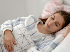 Το μωρό είναι «φασόλι» αλλά εσύ ξενυχτάς; 5 λόγοι που ο ύπνος στο 1ο τρίμηνο εγκυμοσύνης είναι δύσκολη υπόθεση (και πώς να κοιμηθείς επιτέλους)