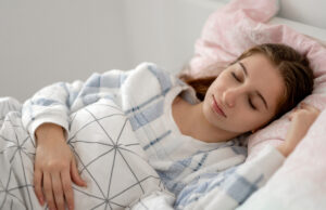 Το μωρό είναι «φασόλι» αλλά εσύ ξενυχτάς; 5 λόγοι που ο ύπνος στο 1ο τρίμηνο εγκυμοσύνης είναι δύσκολη υπόθεση (και πώς να κοιμηθείς επιτέλους)