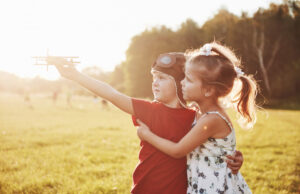 Αργεί να μιλήσει το παιδί; Οι πιθανοί λόγοι και τα σημάδια που δεν πρέπει να αγνοήσετε