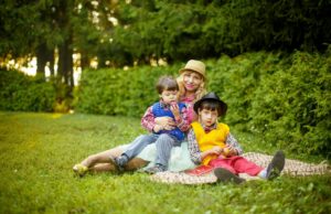 40 καταπληκτικά οφέλη του παιχνιδιού στη φύση για τα παιδιά