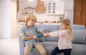 Αδέλφια που μαλώνουν: Τι μαθαίνουν τα παιδιά μέσα από τις συγκρούσεις