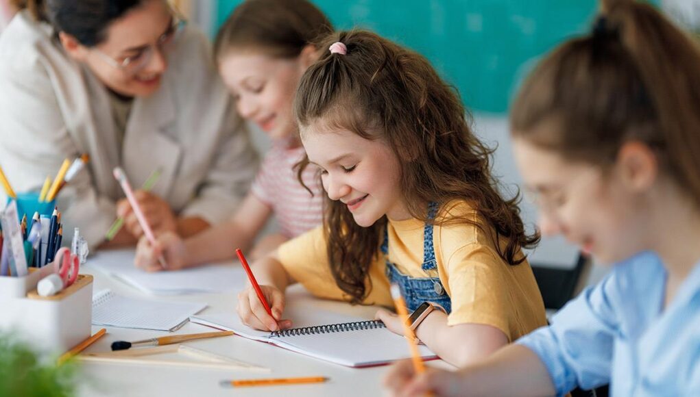 &Tau;&iota; &omicron;&delta;ή&gamma;&eta;&sigma;&epsilon; &tau;&alpha; &sigma;&chi;&omicron;&lambda;&epsilon;ί&alpha; &sigma;&tau;&eta; &Sigma;&omicron;&upsilon;&eta;&delta;ί&alpha; &nu;&alpha; &epsilon;&pi;&iota;&sigma;&tau;&rho;έ&psi;&omicron;&upsilon;&nu; &sigma;&tau;&omicron; &mu;&omicron;&lambda;ύ&beta;&iota; &kappa;&alpha;&iota; &sigma;&tau;&omicron; &chi;&alpha;&rho;&tau;ί