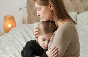 «Μαμά, τι έχει ο παππούς;»: πώς να μιλήσουμε στα παιδιά για την ασθένεια και την απώλεια