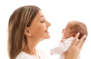 Γιατί το μωρό κοιτάζει επίμονα το πρόσωπό σας; Τι προσπαθεί να «διαβάσει»