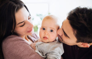 Γιατί το μωρό προτιμά τον έναν γονέα: τι είναι φυσιολογικό και πώς να δυναμώσετε το δέσιμο