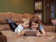 Οθόνες και νήπια: Πόσο τελικά επηρεάζουν την ανάπτυξή τους;