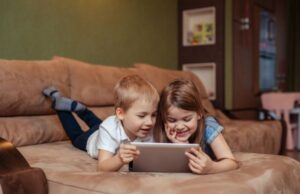 Οθόνες και νήπια: Πόσο τελικά επηρεάζουν την ανάπτυξή τους;