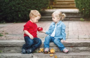 Πρακτικές συμβουλές για να μάθετε στο παιδί σας να μοιράζεται