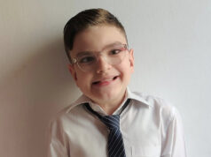 Συνοδός Δημοτικού Σχολείου δημιούργησε κύμα ενθάρρυνσης για να ενθαρρύνει μαθητή να γράψει με μολύβι