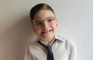 Συνοδός Δημοτικού Σχολείου δημιούργησε κύμα ενθάρρυνσης για να ενθαρρύνει μαθητή να γράψει με μολύβι