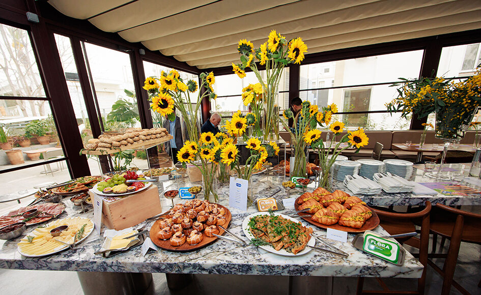 FLORA FOOD GROUP: &Xi;&epsilon;&chi;&omega;&rho;&iota;&sigma;&tau;ό brunch &sigma;&tau;&eta;&nu; &kappa;&alpha;&rho;&delta;&iota;ά &tau;&eta;&sigmaf; &Lambda;&epsilon;&upsilon;&kappa;&omega;&sigma;ί&alpha;&sigmaf; &ndash;&Epsilon;ί&nu;&alpha;&iota; &omicron;&iota; &sigma;&tau;&iota;&gamma;&mu;έ&sigmaf; &pi;&omicron;&upsilon; &xi;&epsilon;&chi;&omega;&rho;ί&zeta;&omicron;&upsilon;&nu;- &Pi;&omicron;&iota;&omicron;&upsilon;&sigmaf; &epsilon;ί&delta;&alpha;&mu;&epsilon;