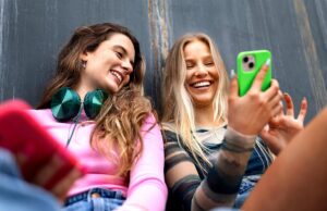 Κατηγορούμε τη νέα γενιά για χίλια δυο πράγματα: ορίστε 10 λόγοι να τη θαυμάζουμε