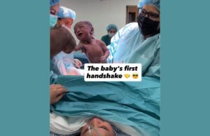 Το πιο κοινωνικό νεογέννητο: με το που γεννήθηκε ξεκίνησε τις… χειραψίες!