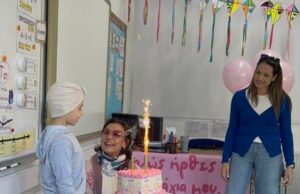 ΣΥΓΚΙΝΗΤΙΚΗ στιγμή: Η μικρή Νάγια επέστρεψε στο σχολείο μετά από γενναία μάχη – Της ετοίμασαν θερμή υποδοχή